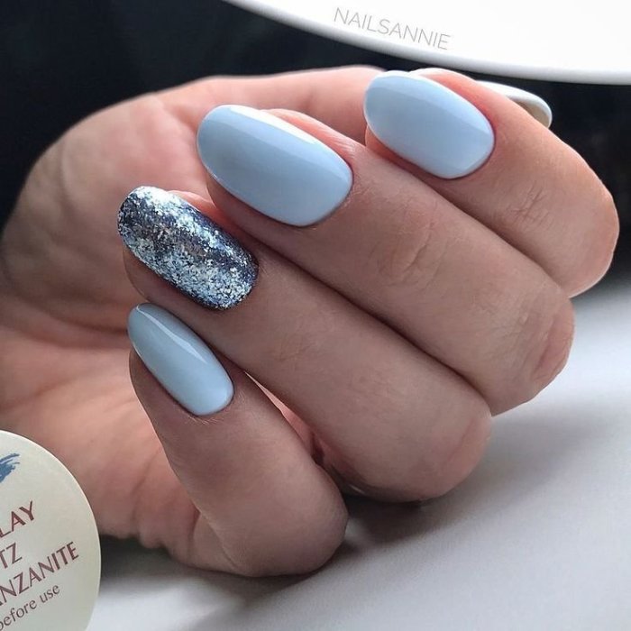 Нежно голубой маникюр
