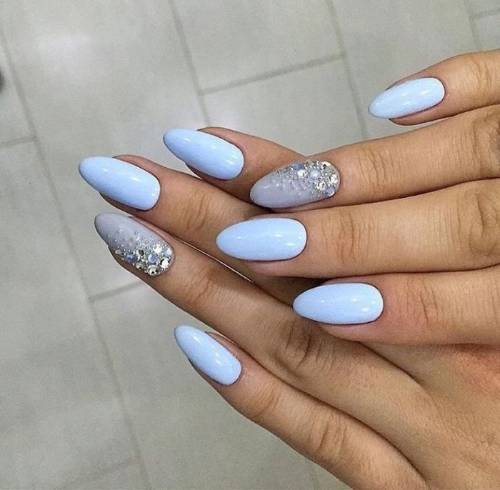 Голубой маникюр