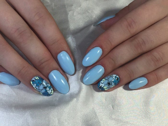 Маникюр голубого цвета