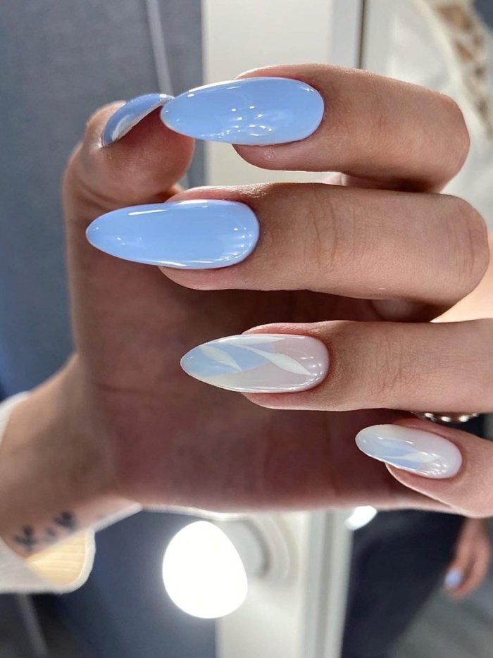 Маникюр в нежно голубых тонах