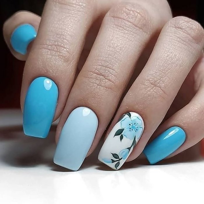 Маникюрв голубых тоеах