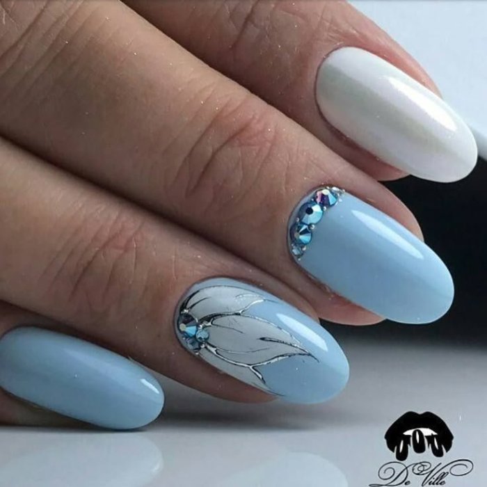 Маникюр в голубых тонах