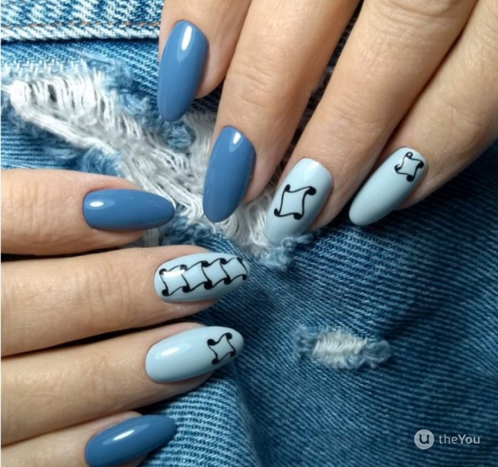 Маникюр черный с голубым