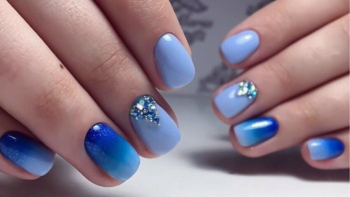 Маникюр голубого цвета