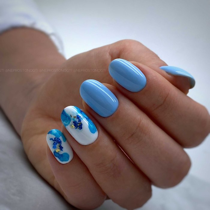 Маникюр на короткие ногти в голубых тонах