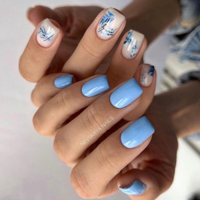 Красивый голубой маникюр