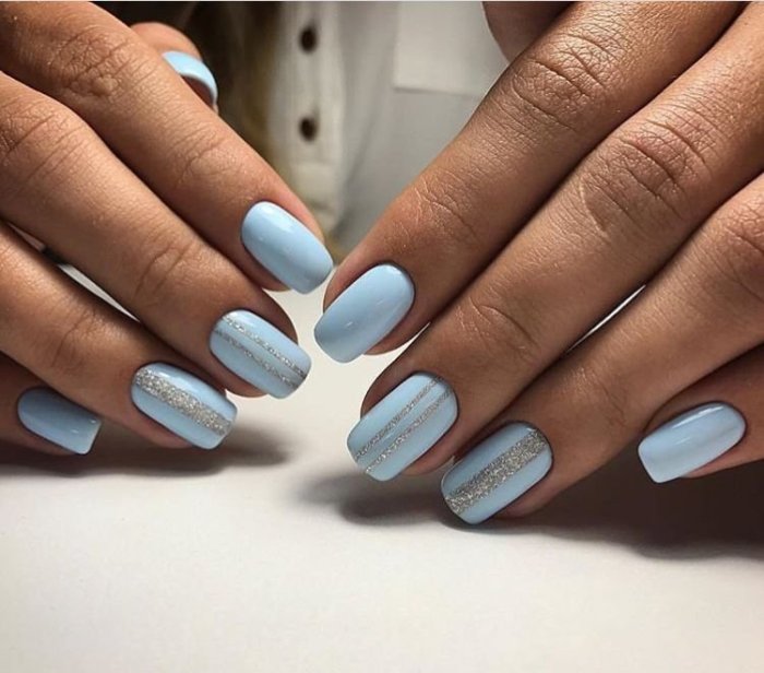 Маникюр на короткие ногти в голубых тонах