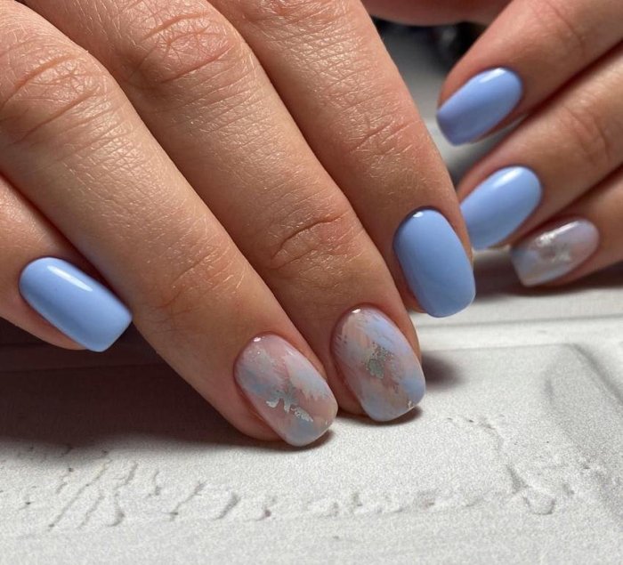 Маникюр э голубой с бежевым