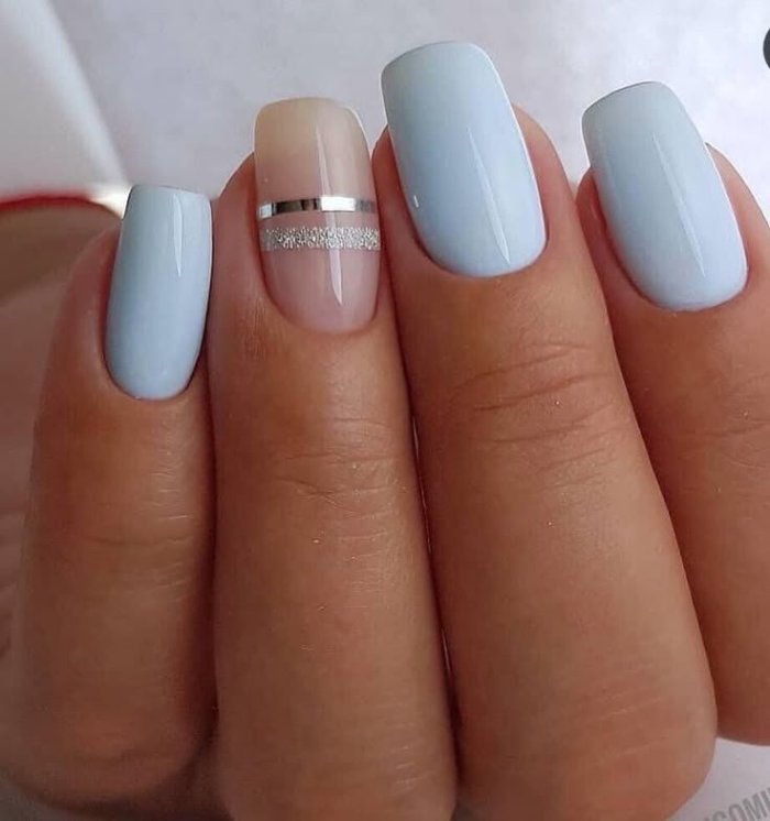 Голубой нюдовый маникюр