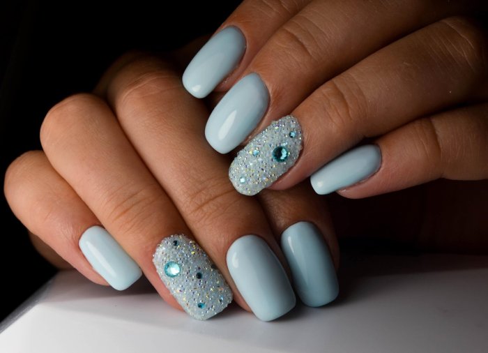 Нежно голубые ногти