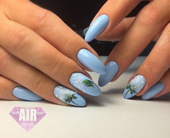 Летний маникюр в голубых тонах