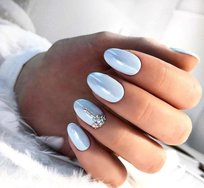 Светллголубой маникюр
