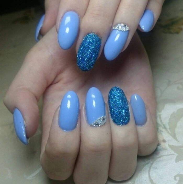 Красивые голубые ногти