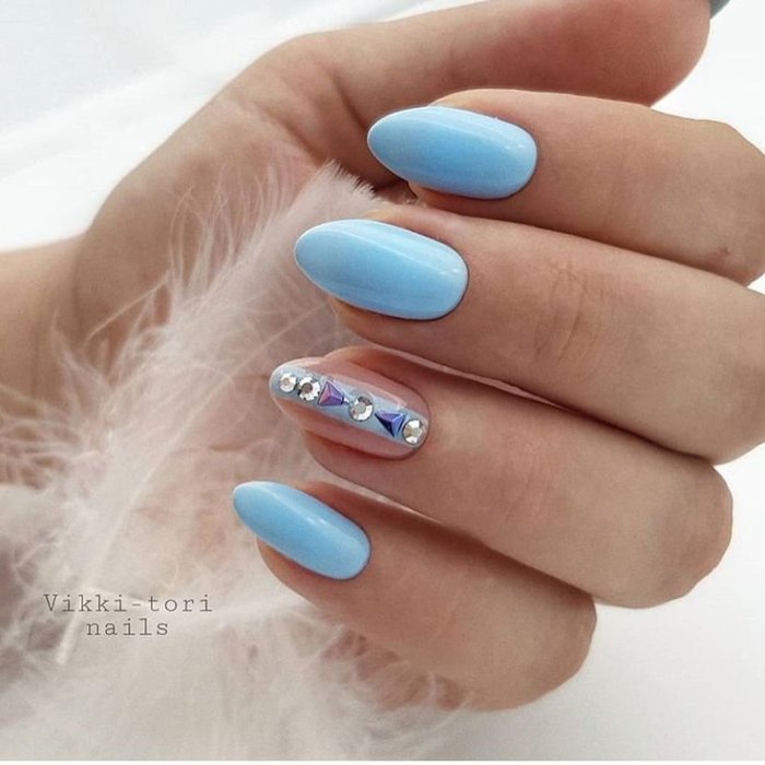 Ногти в голубых тонах