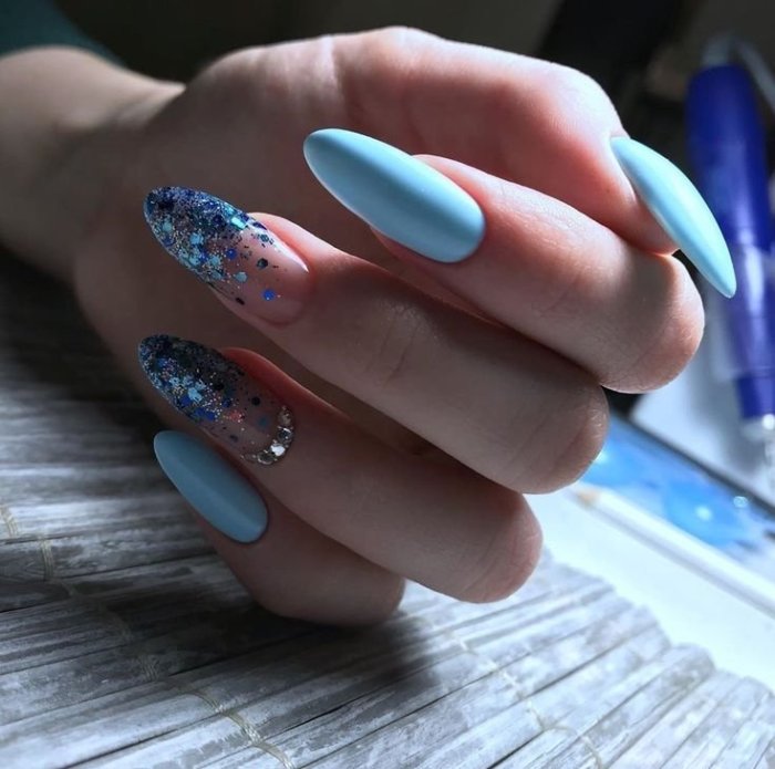 Голубые миндальные ногти