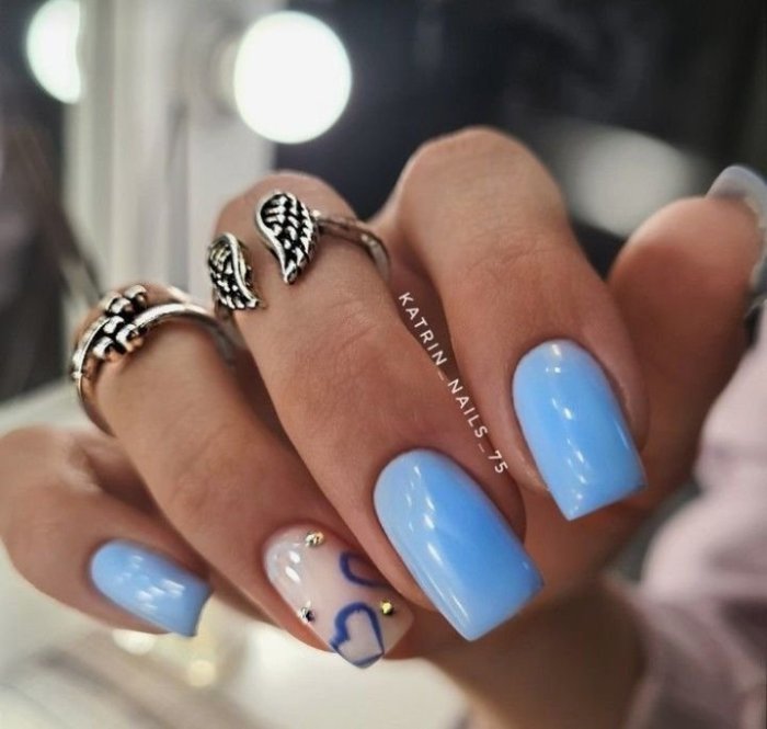 Весенний маникюр голубой