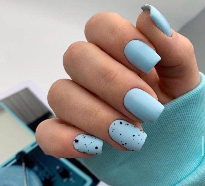 Маникюр на короткие ногти голубого цвета с белым