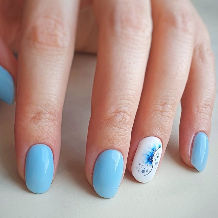 Голубой маникюр на короткие