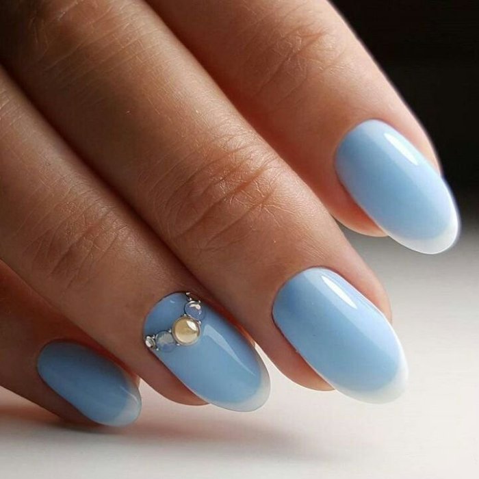 Маникюр на короткие ногти голубого цвета