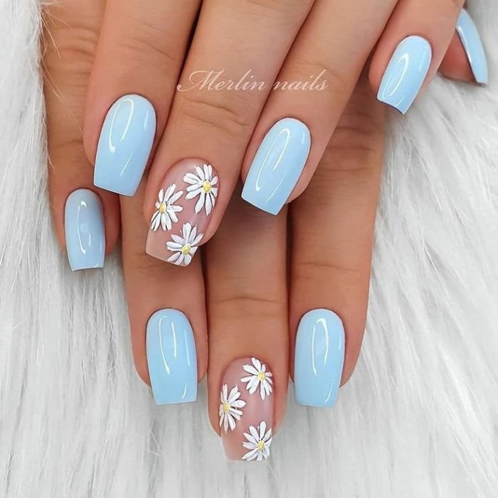 Красивый маникюр голубого цвета