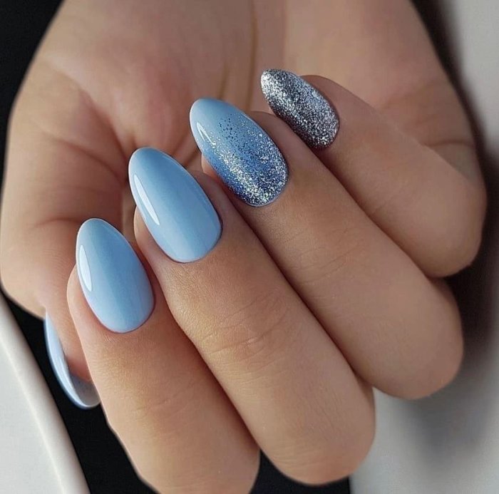 Маникюр на короткие ногти в голубых тонах