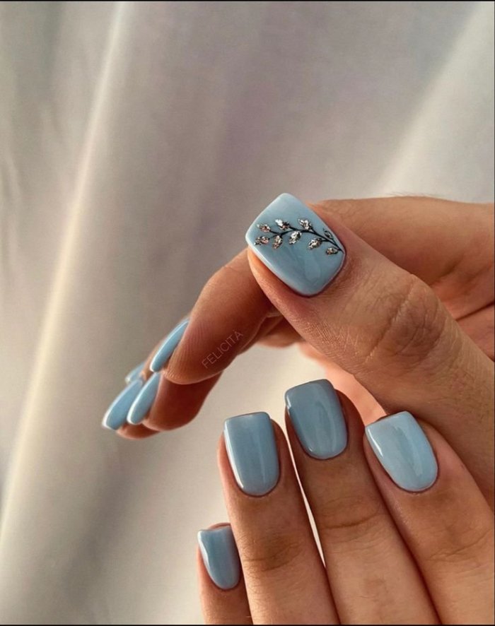 Маникюр голубой с белым