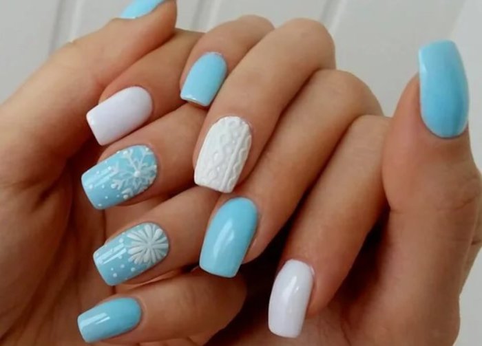 Новогодний маникюр голубой с белым