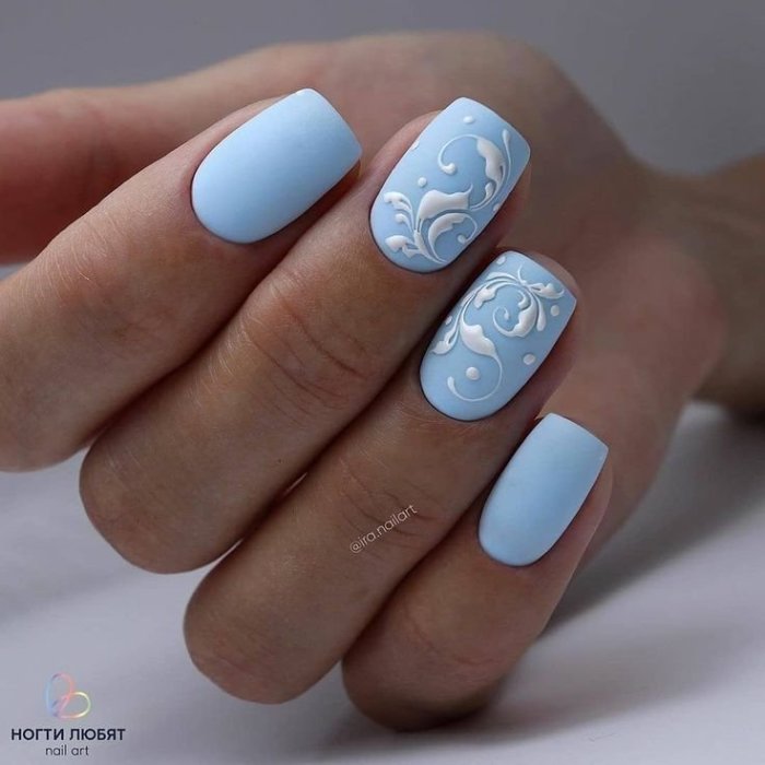 Бледно голубой маникюр