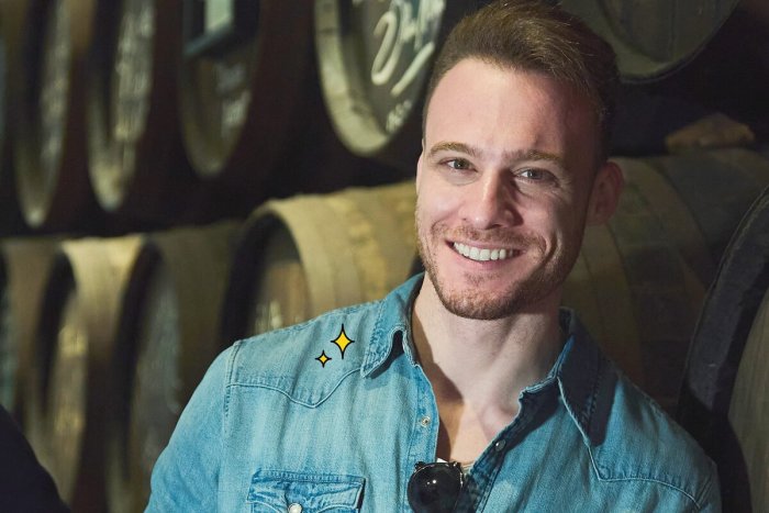 Керем Бурсин в полный рост