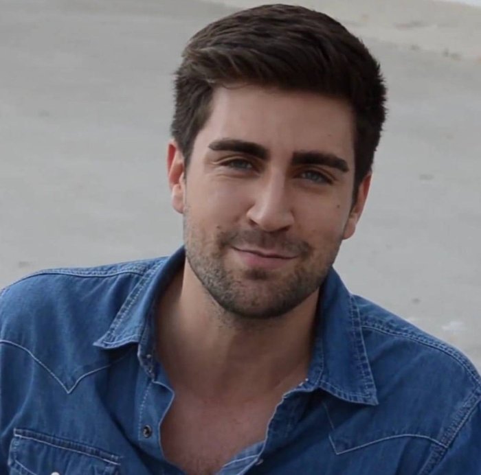 Турецкий актер Чаглар Эртугрул