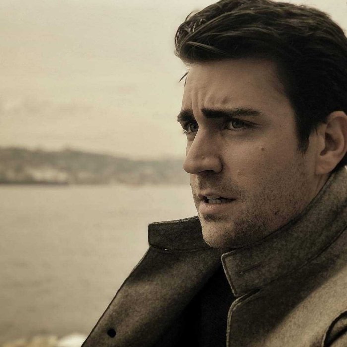 Чаглар Эртугрул брови