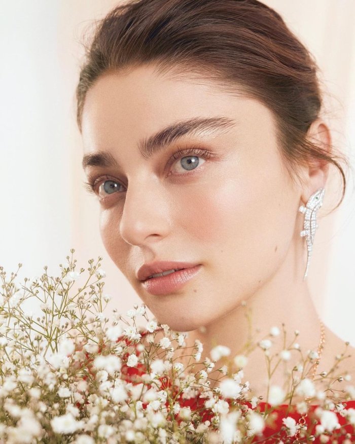 Турецкая актриса Айча Айшин