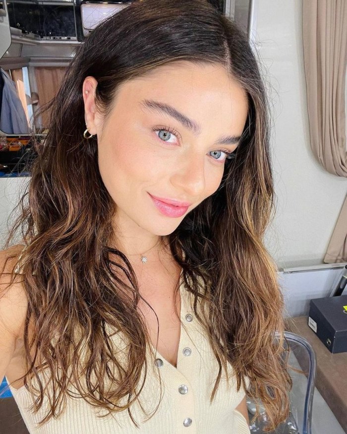 Турецкая актриса Айча Айшин