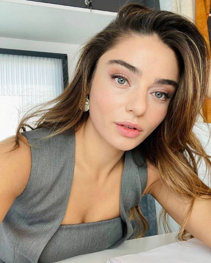 Турецкая актриса Айча Айшин