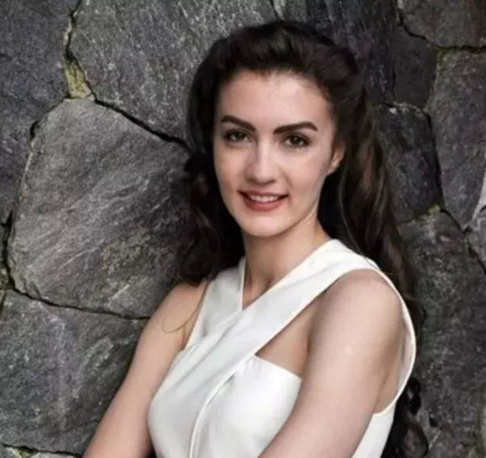 Бурджу Озберк актриса