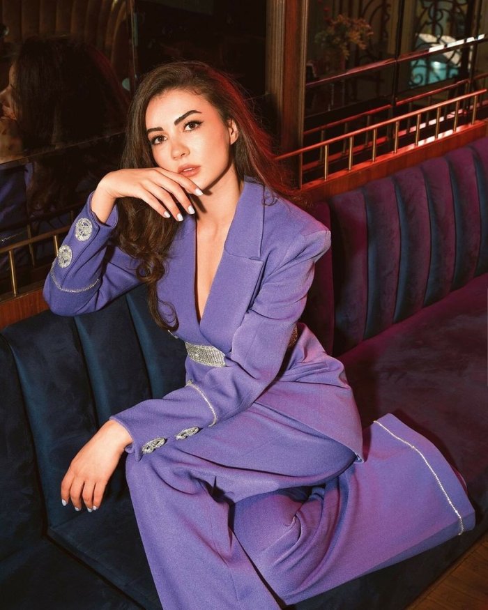 Турецкая актриса Бурджу Озберк