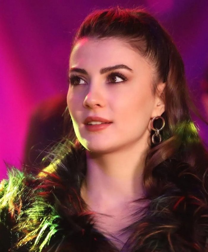 Турецкая актриса Бурджу Озберк