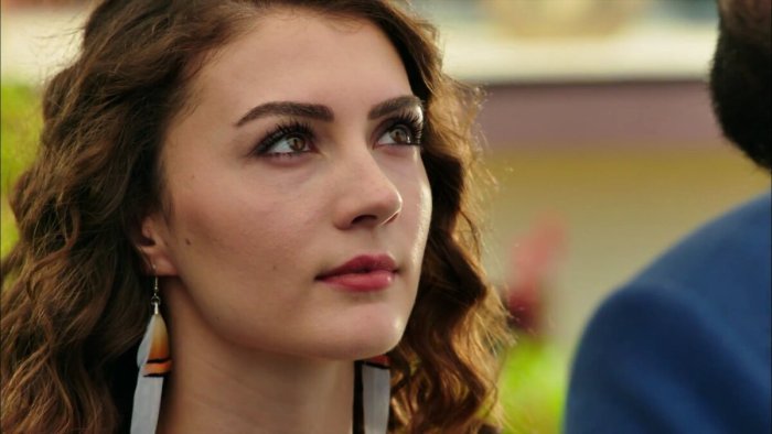 Турецкая актриса Бурджу Озберк