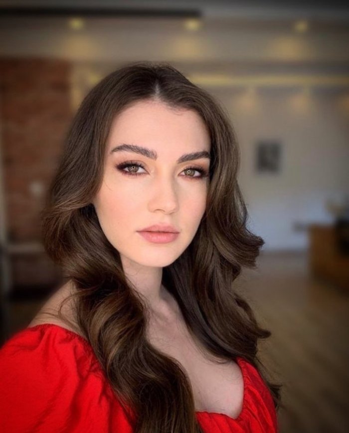 Турецкая актриса Бурджу Озберк