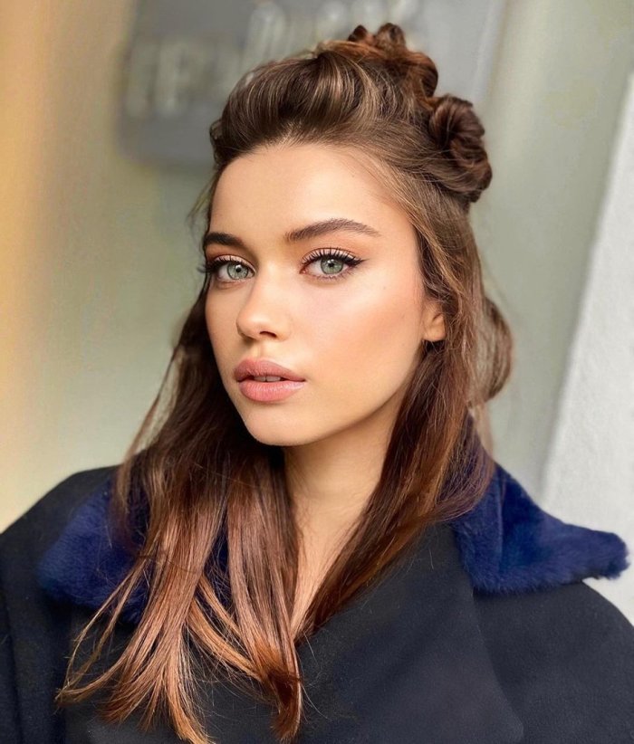 Афра Сарачоглу с челкой