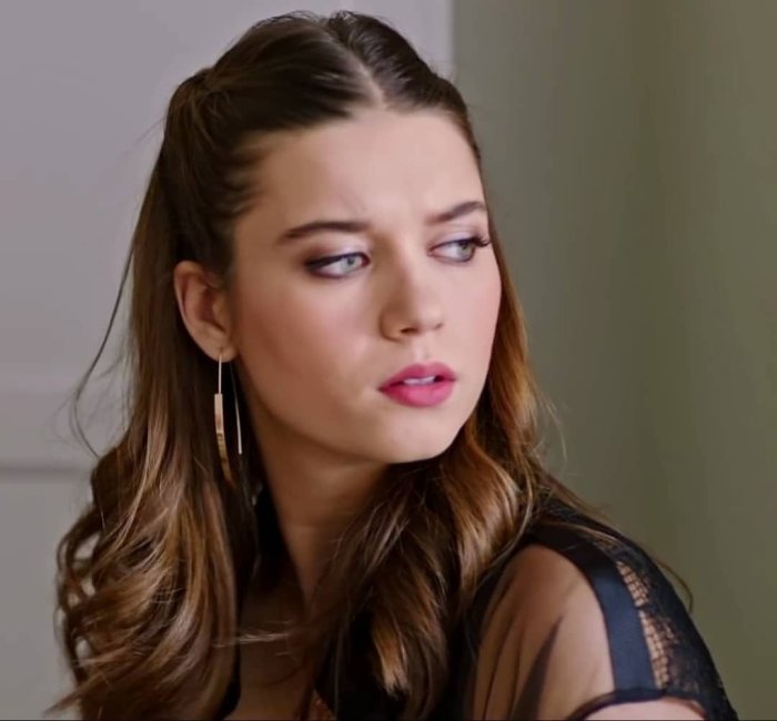 Афра Сарачоглу Инстаграм