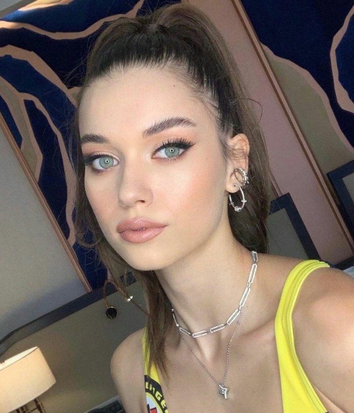 Афра Сарачоглу в купальнике