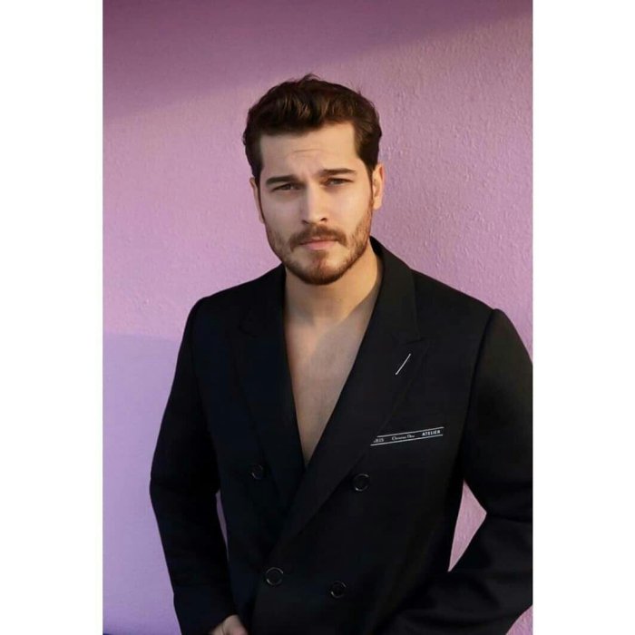 Турецкий актер Чагатай Улусой