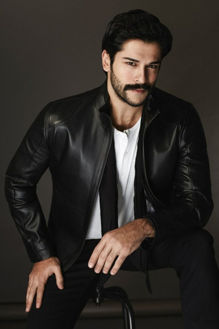 Турецкий артист Бурак Озчивит