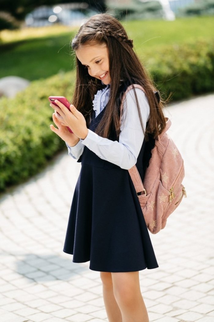 Ученицы в школьной форме