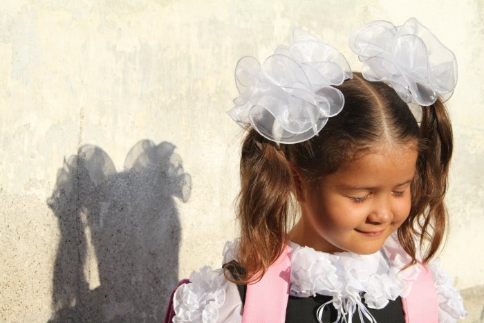 Прическа с бантом для девочки