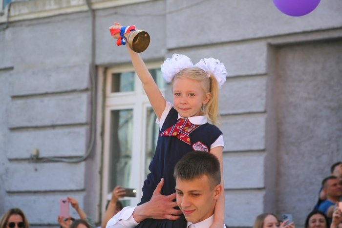 Первоклассница с бантами