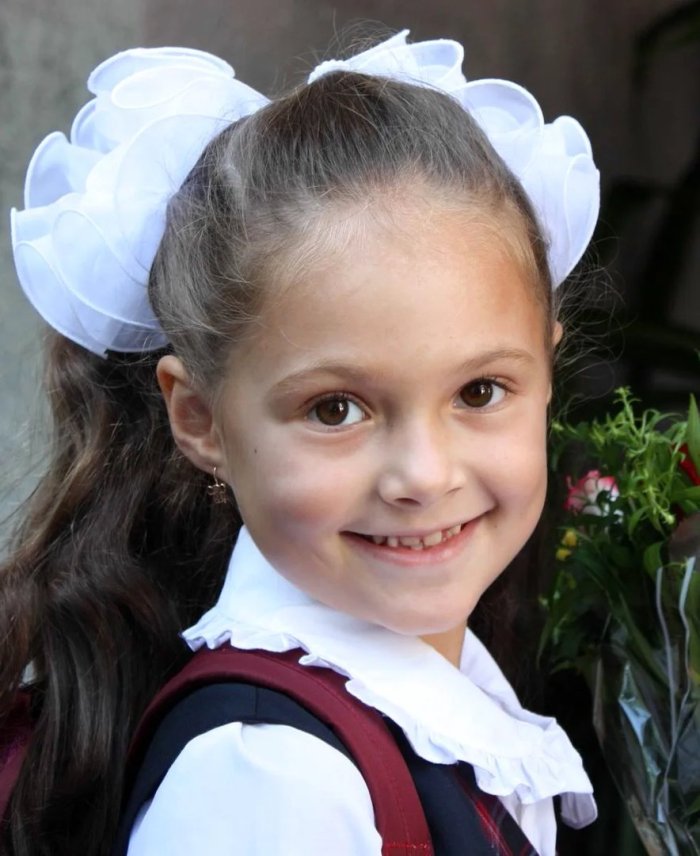 Первоклассница с бантами