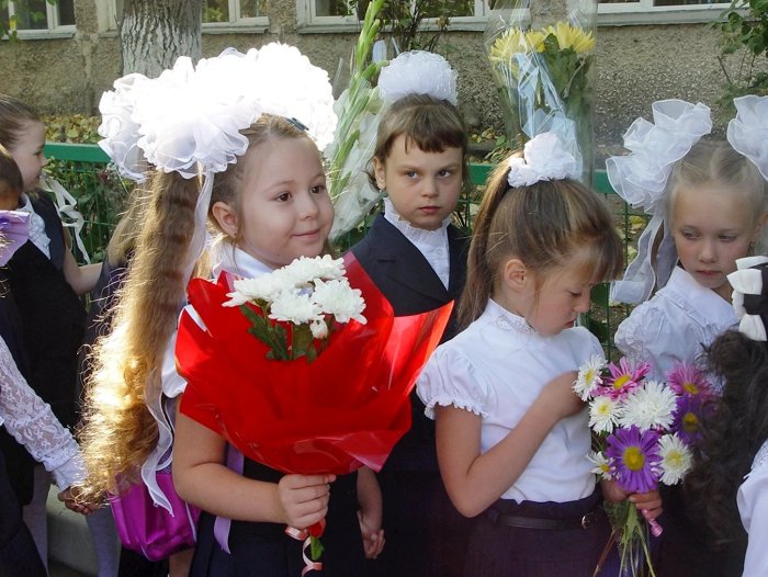 Первоклассница с бантами