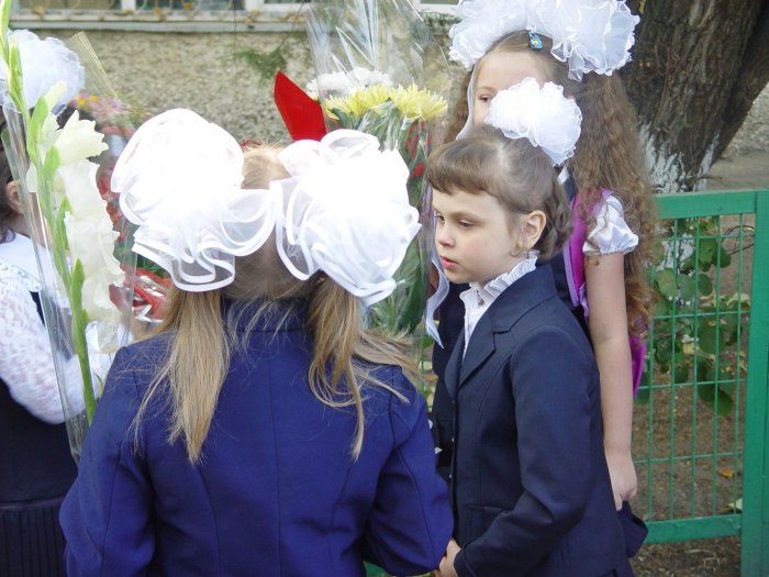 Первоклассница с бантами